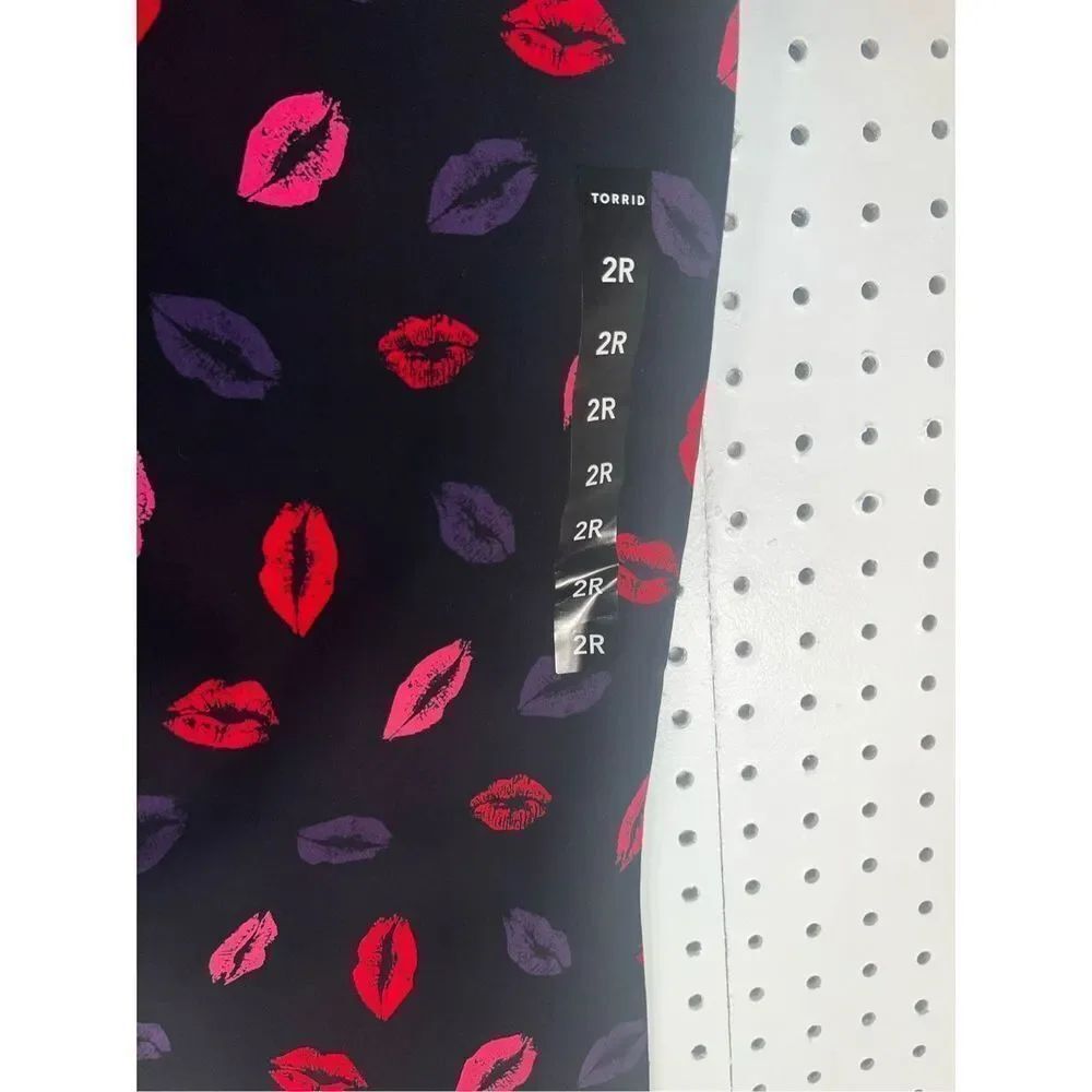 Torrid pixie lips print pants - Picture 7 of 11